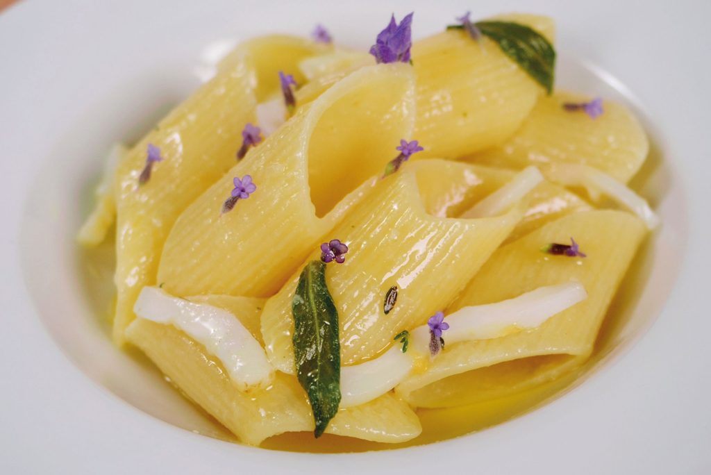 Pennoni La Pasta di Camerino con calamaretti arrostiti, burro profumato alla salvia e lavanda