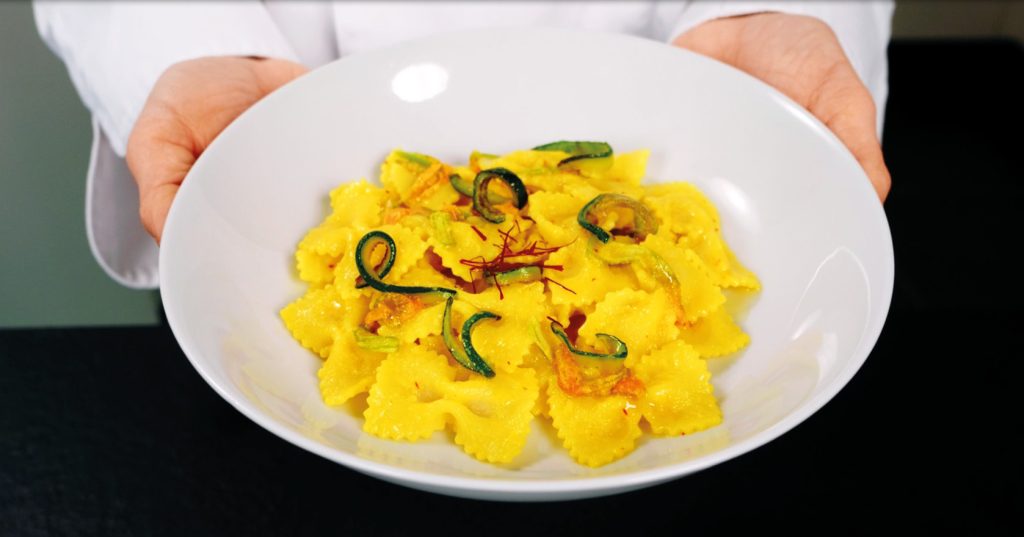 Farfalle La Pasta di Camerino alla crema di fiori di zucca e zucchine grigliate