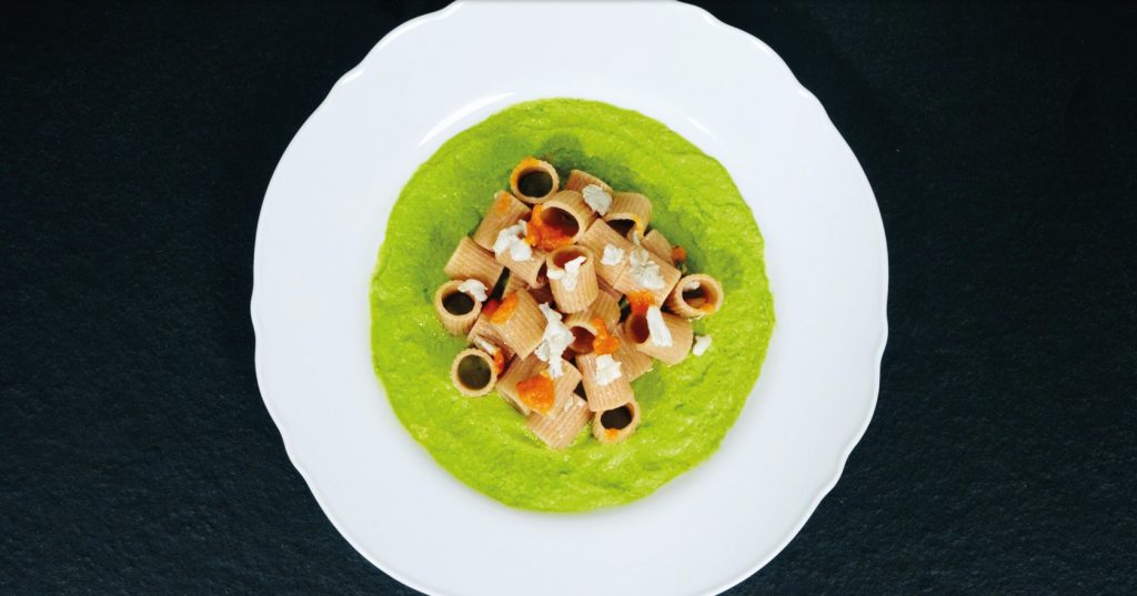 Mezze Maniche integrali La Pasta di Camerino al granchio blu, crema di piselli e menta