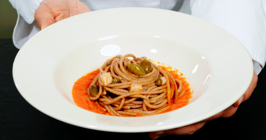 Spaghetti di grano antico monococco La Pasta di Camerino con crema di peperoni, pesce spada, capperi e olive taggiasche