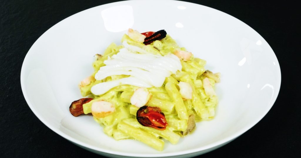 Sedanini La Pasta di Camerino con salsa tartara, vongole, cozze, code di gambero e seppioline