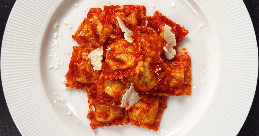 Ravioli con ricotta di Colfiorito e spinaci La Pasta di Camerino con 'Nduja e ricotta salata